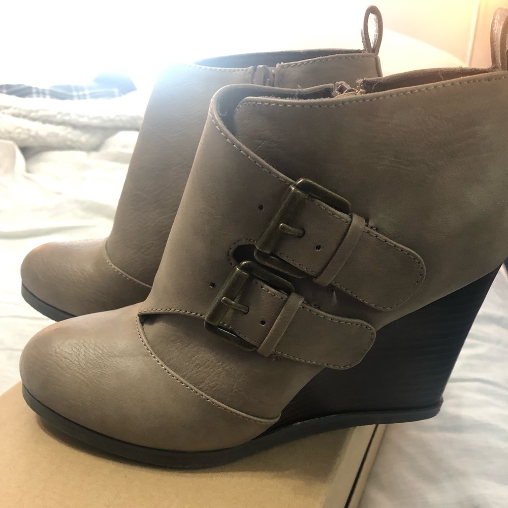 Restricted wedge booties